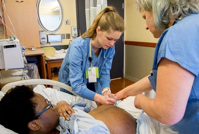 نقش ماما/پرستار در مرحله زور زدن