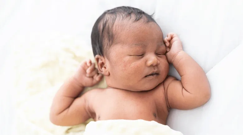 نوم الطفل بعمر 4 أسابيع (كم ينام طفل عمره أربعة أسابيع؟)