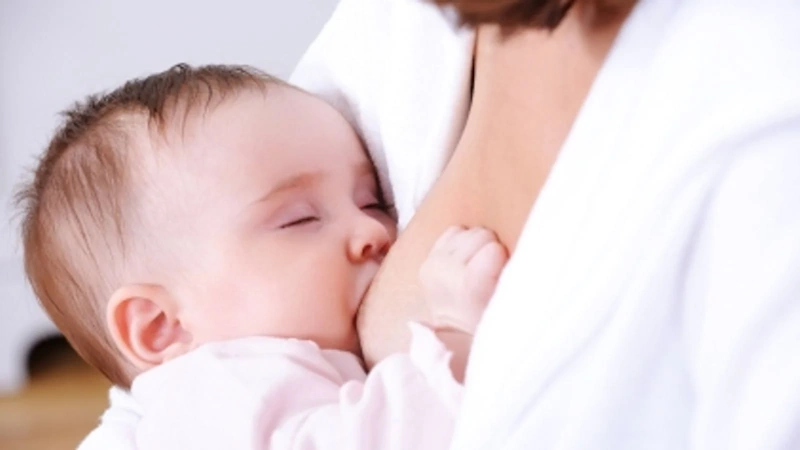 تغذية الطفل بعمر 4 أسابيع (كم مرة يرضع طفل عمره شهر واحد؟)