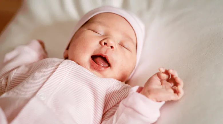 نوم طفل عمره 8 أسابيع