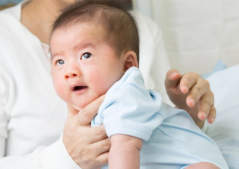 ما هو الارتجاع المعدي المريئي (GERD) لدى الرضيع بعمر ستة أسابيع؟