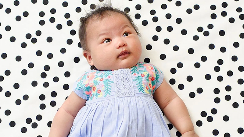 هل القيء عند الرضيع بعمر ستة أسابيع طبيعي أم مقلق؟