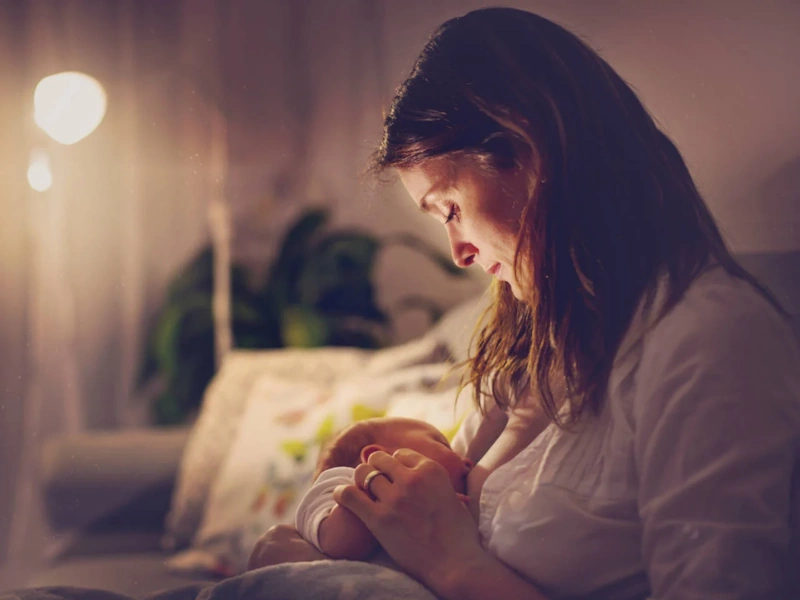 آیا شیر خوراندن یا تکان دادن کودکتان برای به خواب رفتن کار درستی است؟