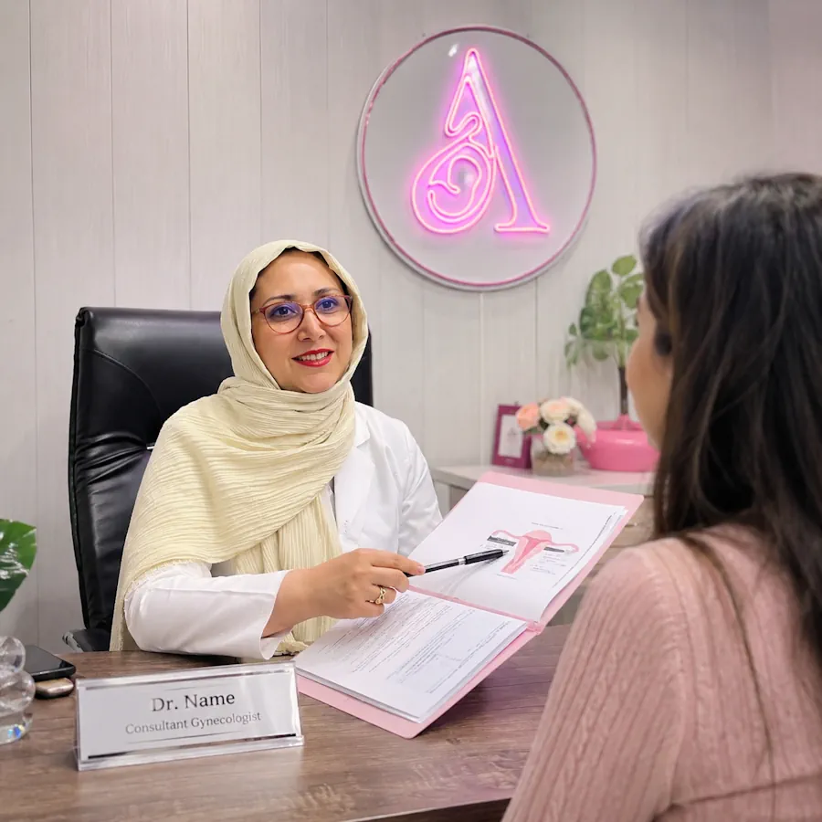 پزشک زنان در حال مشاوره با خانم درباره مراقبت های پیش از بارداری