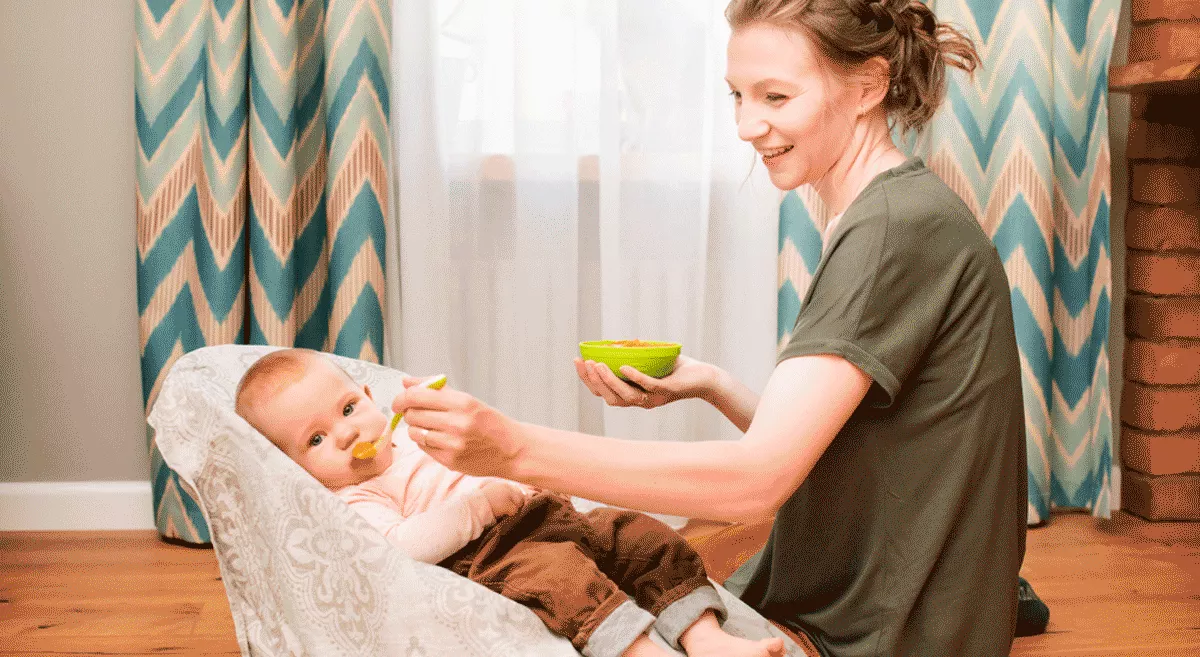 ترکیب شیر مادر و غذاهای کمکی: بهترین روشها